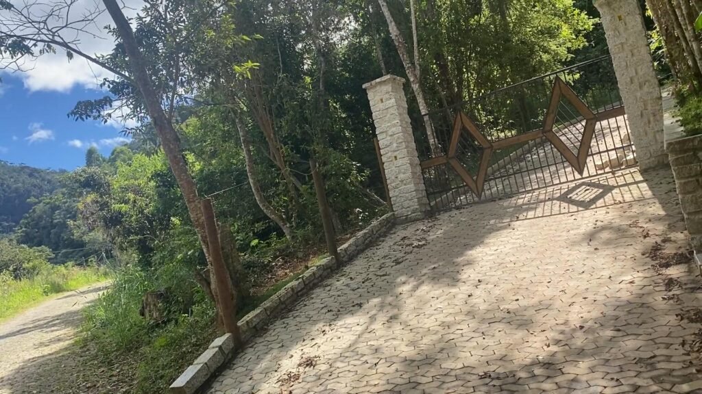 Entrada asfaltara do Sítio Santa Teresa
